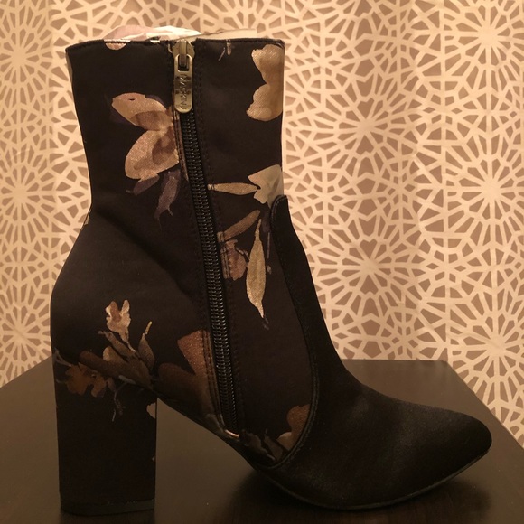 NWT Boutique Black Floral Print Metallic Booties - Picture 14 of 16